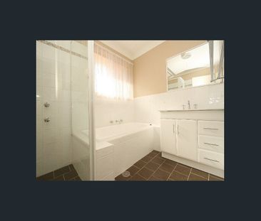 Modern Townhouse - Photo 3