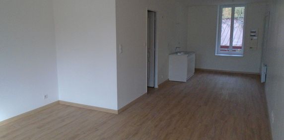 Studio de 32 m2 Place de l'hôtel de ville. Place et parking devant - Photo 2