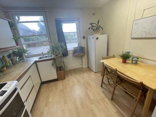 4 bedroom flat to rent - Photo 1