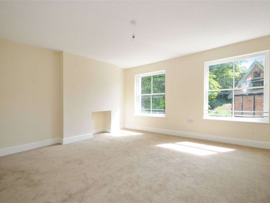 An attractive cottage, that has been renovated throughout and located in the heart of Rickmansworth. Available from 19th December and offered unfurnished. - Photo 1