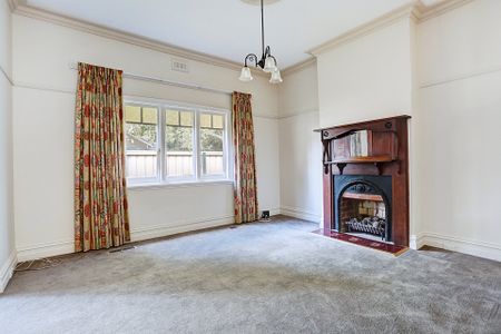 FAMILY HOME COMBINING PERIOD CHARM WITH MODERN LIVING - Photo 3