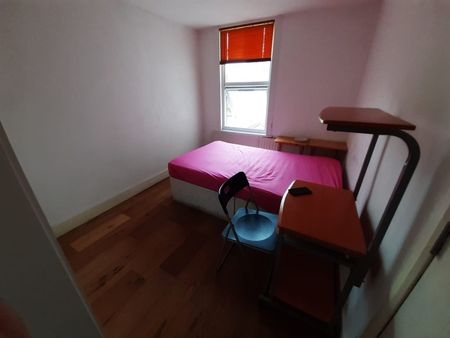 Room in a Shared House, Albert Square, E15 - Photo 5