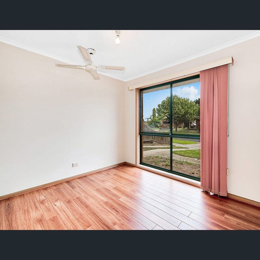 Spacious 3 Bedroom Home with Large Backyard for Rent - Photo 1