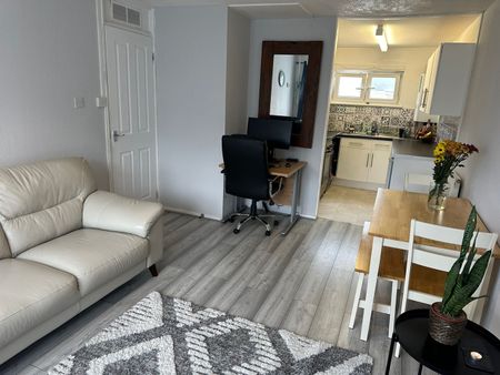 2 Bed Flat, The Heights, SE7 - Photo 5