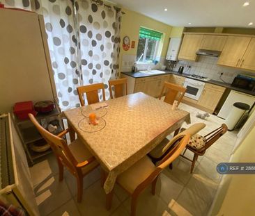 4 bedroom semi-detached house to rent - Photo 3