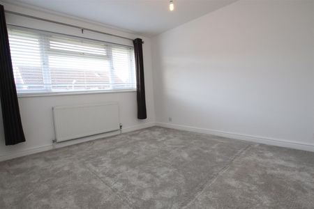 3 bedroom Semi-Detached House to let - Photo 5