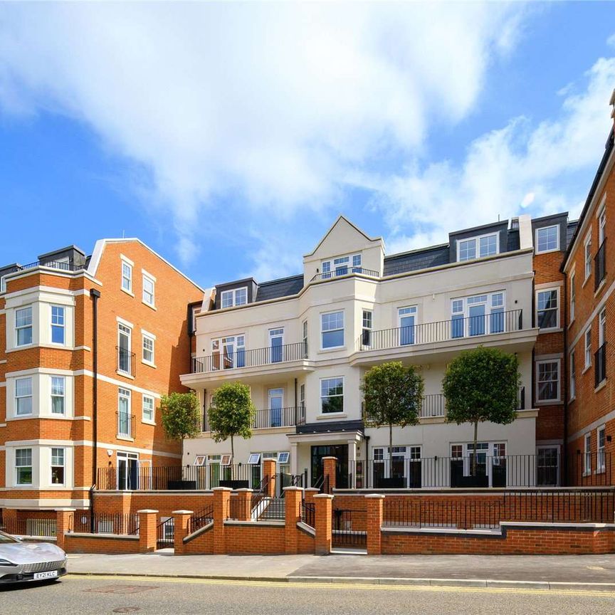 Situated in an impressive building, this exceptionally stylish apartment has been finished to a very high specification throughout. - Photo 1