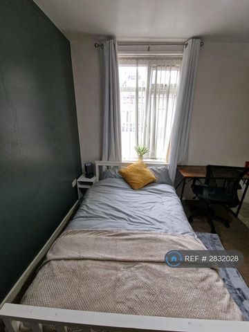 1 bedroom in a house share to rent - Photo 4