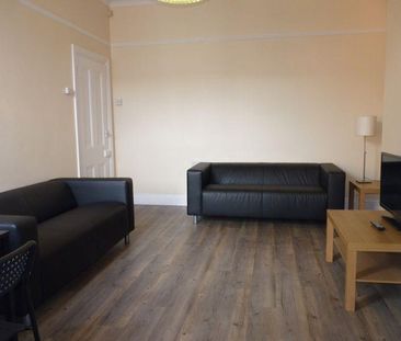 3 bedroom flat to rent - Photo 4