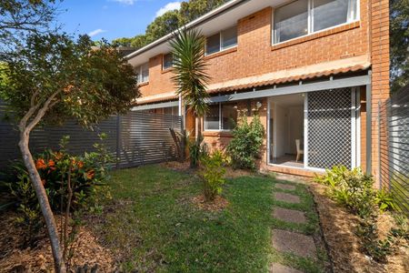 Bright & Sunny Two bedroom Townhouse with Double lockup garage - Photo 3