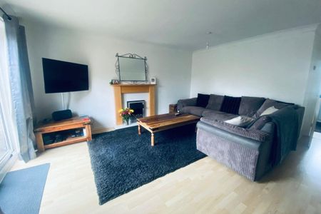 Stokesay Court - Photo 2