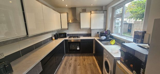 5 Bed - 63 Estcourt Terrace, Headingley, Leeds - LS6 3EY - Student - Photo 1