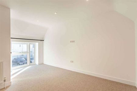 Three bedroom stable in a popular village location - Photo 4