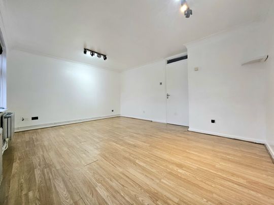 Studio Flat, Stanley Street, LU1 - Photo 1