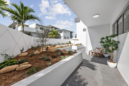 Fully renovated with storage and huge courtyard - Photo 4