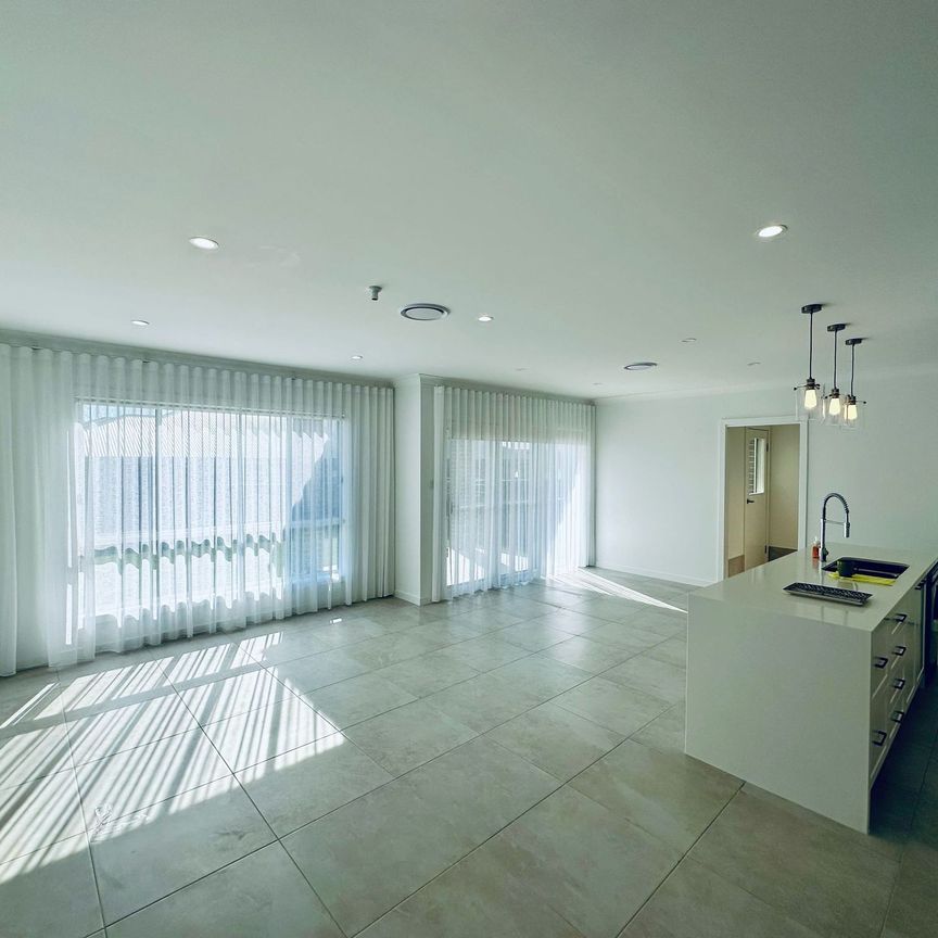 Immaculate Five Bedroom Quality Family Home - Photo 1