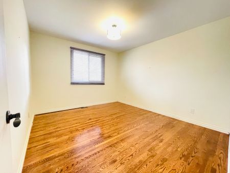 For Lease - 2249 Wyandotte Drive, Oakville, Ontario - Photo 2