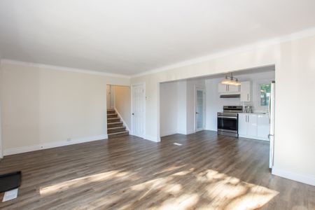 **ALL INCLUSIVE** Gorgeous 2 Bedroom Main Unit in St. Catharines!! - Photo 3