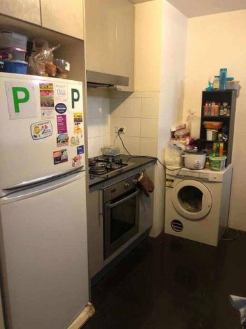 Sydney City (1 bed + Enclosed Study with Door) Oversized Central Station - Photo 4