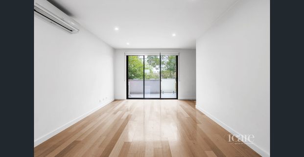 Modern Three-Level Townhouse in the Heart of Box Hill – Style, Space & Unbeatable Convenience - Photo 1