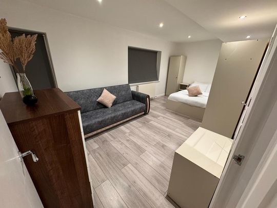 2 Bed Flat, Wimbledon, SW19 - Photo 1