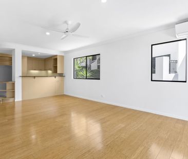 Top-Floor Living with Leafy Views - Photo 4