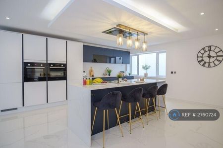 4 bedroom detached house to rent - Photo 4