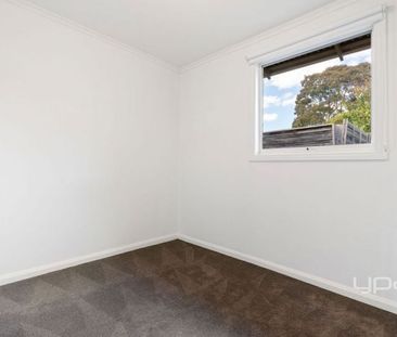 Charming Weatherboard with Bungalow – Lawn Mowing Included - Photo 5