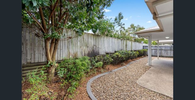 REFRESHED LOW-SET VILLA IN STUNNING MANLY CREST ESTATE - Photo 1