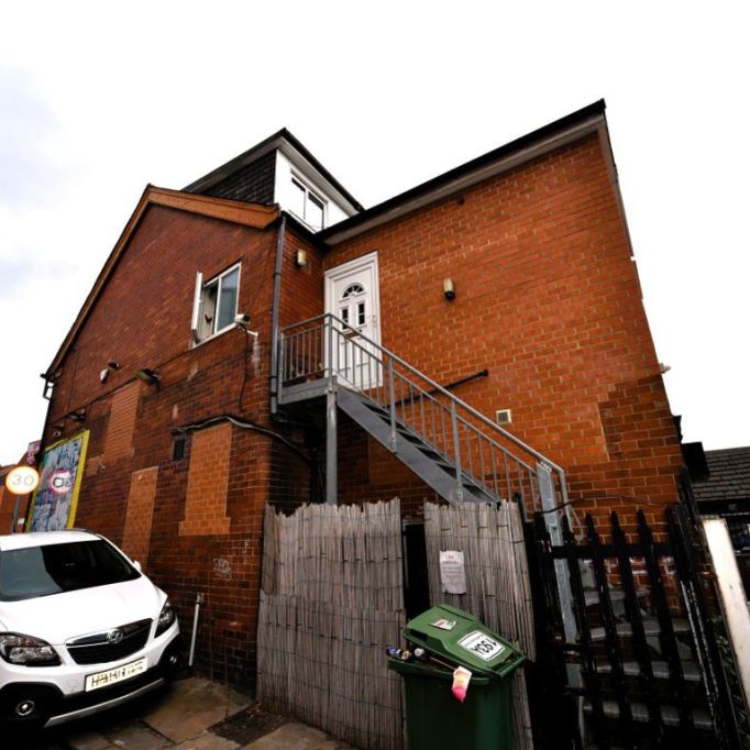 3 bedroom Flat in Woodhouse Street, Leeds - Photo 1