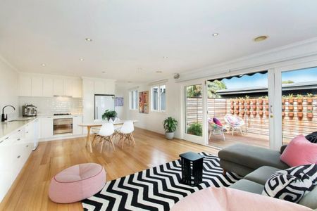 FAMILY HOME IN THE HEART OF ALBERT PARK - Photo 5