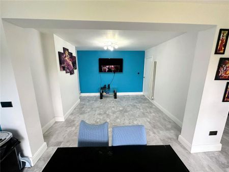 4 bedroom detached house to rent - Photo 3