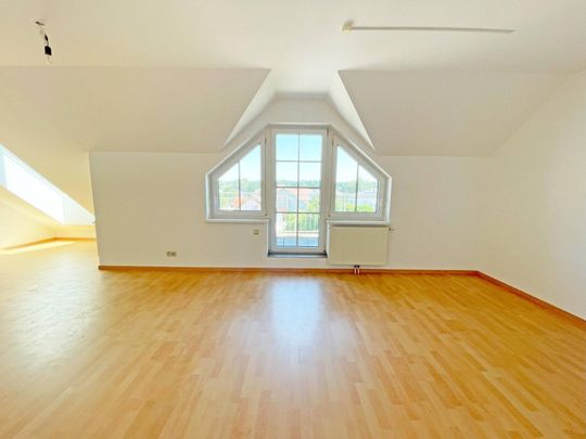 Große Dachgeschosswohnung mit 3 Zimmern und Terrasse! - Foto 1