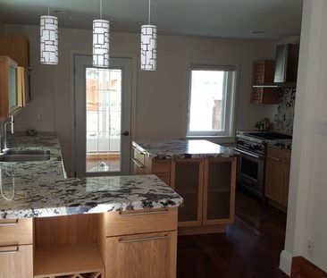 Three bedroom detached home for rent East York - Photo 6