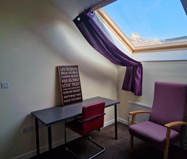 1 bedroom in a house share to rent - Photo 2