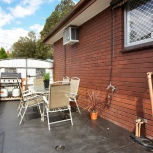Bright And Spacious Two-Bedroom Home - Photo 2