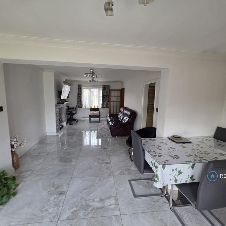 3 bedroom semi-detached house to rent - Photo 1
