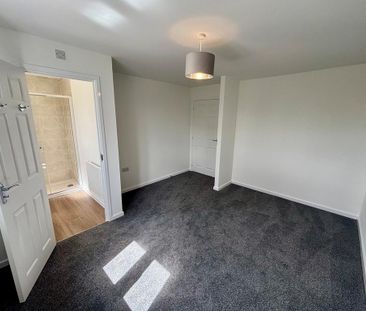 4 bedroom detached house to rent - Photo 4