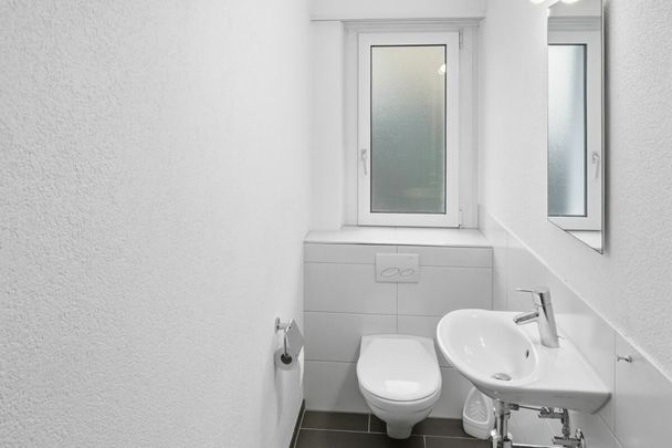 Moderne 4.5-Zimmer-Wohnung mit grossem Balkon nähe Wil - ab sofort frei! - Photo 1