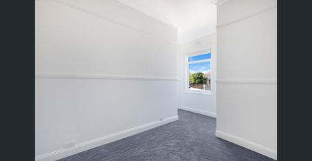 Beautifully renovated three-Bedroom unit in perfect location - Photo 2