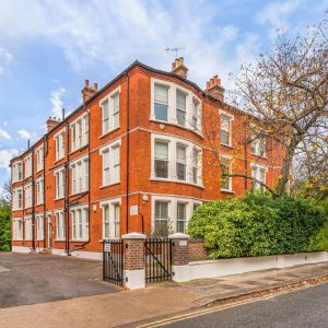 4 bedroom flat in Clevedon Road - Photo 2