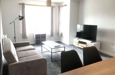 Bed // Student Flat // Jul, LN5 - Photo 2