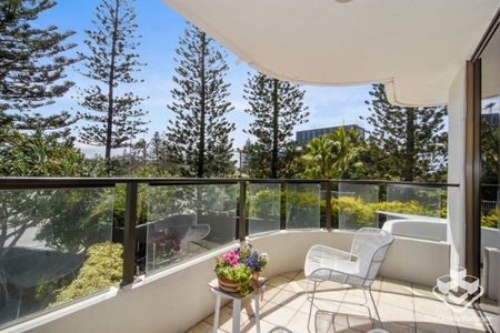 Entire half-floor overlooking Yacht Club. - Photo 4