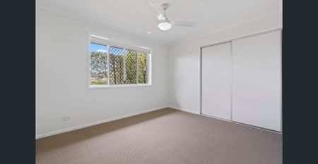 REFRESHED LOW-SET VILLA IN STUNNING MANLY CREST ESTATE - Photo 2