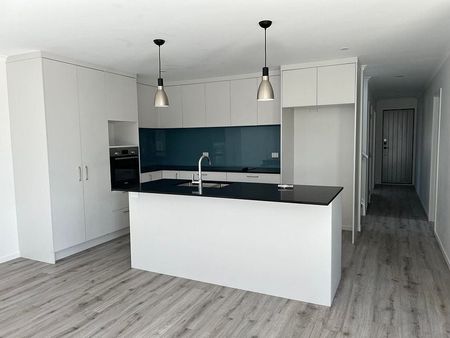Near new family home - Available Soon! - Photo 3