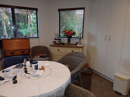 Cute 3 bedroom Cottage in a great neighbourhood - Photo 2
