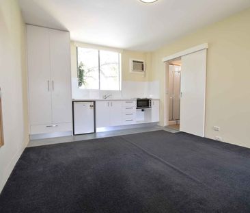 Renovated Studio with Secure Parking - Photo 4