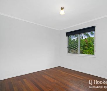 LOVELY FAMILY HOME IN ACACIA RIDGE - Photo 2