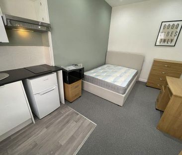 1 bedroom in a house share to rent - Photo 3