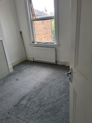 2 Bed Flat, Edinburgh Road, E17 - Photo 4